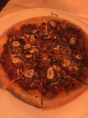 Pizza arrabiata vegana (no les quedaba queso vegano). at Madre Tierra in Toledo