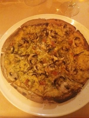 Mushroom pizza at Madre Tierra in Toledo