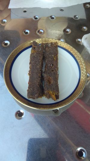 Simil focaccia a base di canapa, peperone e olive taggiasche. Consistenza ottenuta mediante essicazione degli ingredienti. at Succoso NonLatteria in Asti