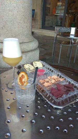 Calice con ananas, lime e acqua faba. Bicchierone con acqua tonica e spezie. Nel vassoio chips di melanzane (al fondo), maionese vegana alla barbabietola, chips di patate e di barb at Succoso NonLatteria in Asti