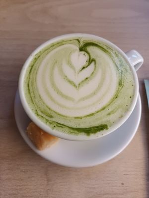 Matcha latte met sproud at ECHT in Bergen