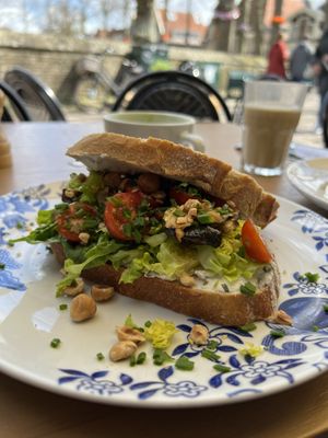 vegan california sandwich  at ECHT in Bergen