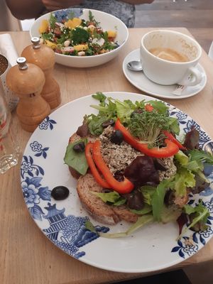 Summer sandwich and spring salad, both vegan at ECHT in Bergen