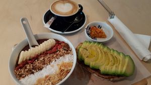 Acai bowl and avocado toast at ECHT in Bergen