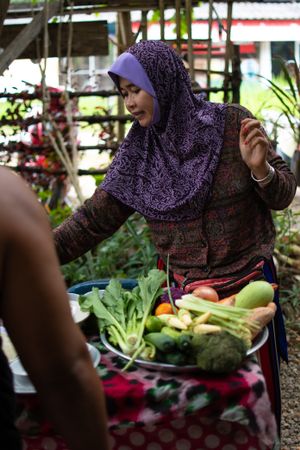 Fa teaching the cooking class at EasyLife Bungalow in Koh Lanta