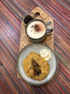 The vegan cookie and hot chocolate  at Yummy Bowl in Brussels