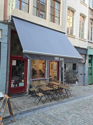 Front and outdoor seating at Yummy Bowl in Brussels