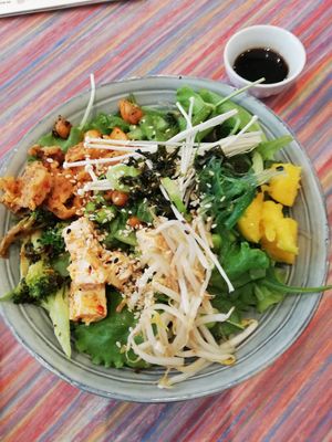 Dragon bowl with tofu instead of egg at Yummy Bowl in Brussels