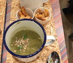 Soupe brocolis, choux-fleurs et épinards  at Yummy Bowl in Brussels