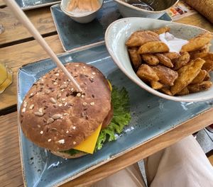 Burger „Sonnenkönig“ und Fritten at Hans im Glück in Heilbronn