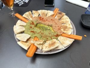 Humus de espinacas y de remolacha  at La Teya in Pola De Siero