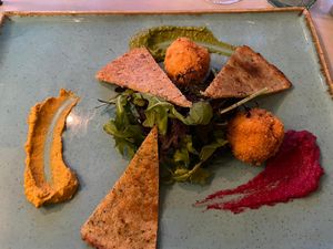 Vegan "kaas" kroketten en rozemarijn brood met 3 dips at Epiphany's Kitchen in Ghent