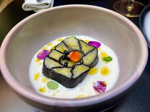 A leek of faith Prei - Sushi op een crème van mango met zeewier kaviaar at Epiphany's Kitchen in Ghent