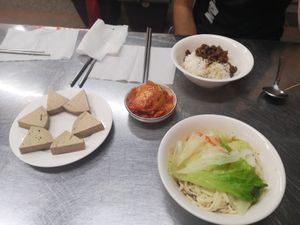 Noodle plate, rice plate, kimchi. Don't remember the name on the left side at Tiān Yuán XiǎoChī in New Taipei City
