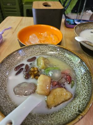 Traditional mixed bowl at Little Bowl in Hanoi