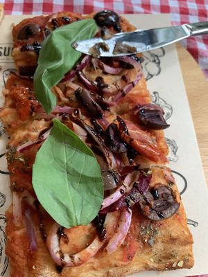 Pomodorini, red onions, kalamata olives, balsamico, basil (vegan) at Sugo Pizza Al Taglio in Eindhoven