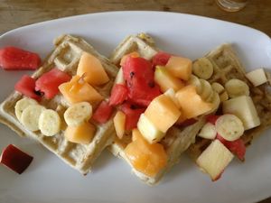 Vegan waffles with fruits at Orgánico in Merida