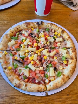 A really nice, vegan pizza. Just the right size and perfectly cooked. Loads of toppings on it. at Great White Pizza in Panama City Beach
