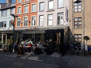 front + terrace at La Vie in Oostende