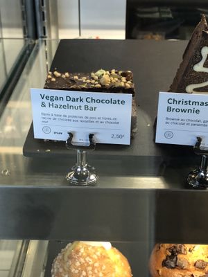 Vegan chocolate cake clearly labelled  at Starbucks in Sailly-flibeaucourt