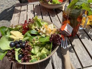 Pretty Pinl Bowl mit Eistee  at Cacadoo Deli in Geldern