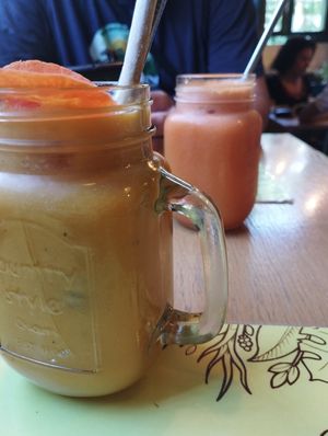 Smoothie ând juice at Semente - Art - Coffee & Plant Based Food in Braga