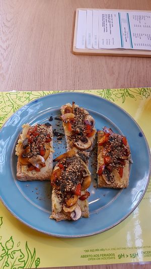 Brushettas houmous-mushrooms-red pepers at Semente - Art - Coffee & Plant Based Food in Braga