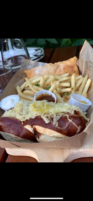 Brat in Brot Combo at Hinterhof in Los Angeles