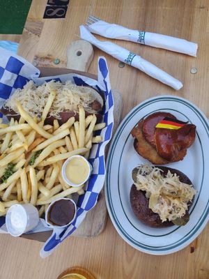 yum! at Hinterhof in Los Angeles