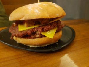 Double cheese burger at TweeSwips in Mallorca