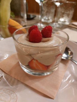 Frutos vermelhos com creme de caju at Local in Lisbon