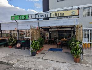 Front at Pizzeria Amici Miei La Floresta in Quito