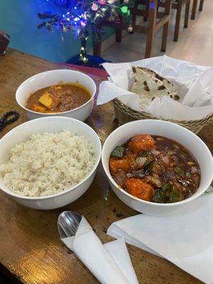 No butter tofu masala 9/10 (🌶️) and chilli tofu (sub no chilli) 10/10  at Aadha-Aadha Café in Varanasi