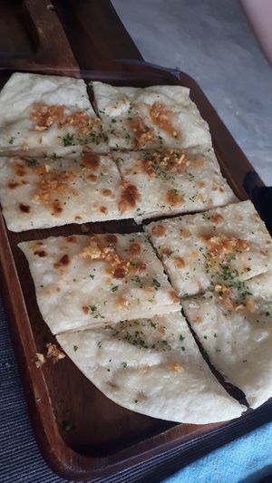 Garlic flat bread at Gecko Republic Jungle Cafe in Koh Tao