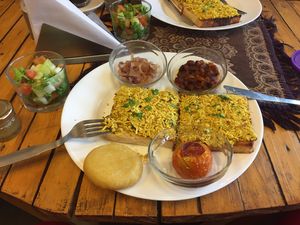 Scrambled tofu breakfast 👌 at Mark's Cafe in Varanasi