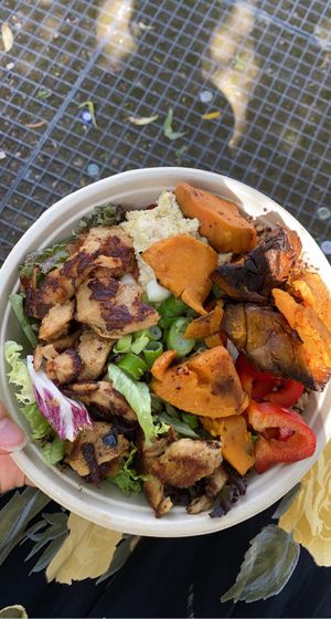 Plant-based chicken bowl with brown rice and quinoa, sweet potato, hummus, onions red bell peppers and salad topped with salsa sauce (+ 2 slices of whole wheat bread) (11,45€)  at Dean & David - Osakaallee in Hamburg