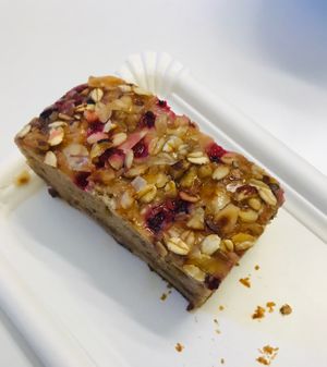 Vegan banana bread with currents at Dean & David - Osakaallee in Hamburg