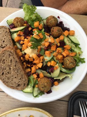 Falafel. Owl at Dean & David - Osakaallee in Hamburg