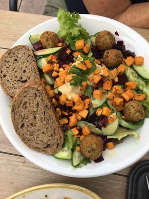 Falafel bowl at Dean & David - Osakaallee in Hamburg