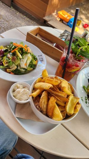 Kleiner gemischter Salat, Pommes mit veganer Mayo at IDEAL in Fulda