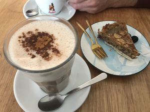 Chai latte & cake at Fast & Vegan in The Hague