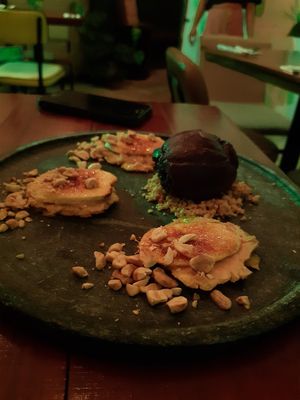 Sobremesa com açaí, banana e paçoca at Quincho Cozinha & Coquetelari in Sao Paulo