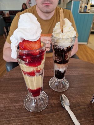 Vegan knickerbocker glory (left) and non-vegan chockabocker sundae (right) at Cadwaladers in Porthmadog