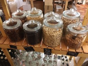 Amandes, cacahuète, noix  at L'Epicerie Kilogramme in Paris