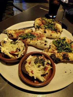 Vegan nachos with mushrooms and veganised pizza Sur at Tango in Granada