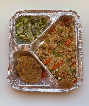 Filé do mar (salgado com massa de grão de bico e alga nori recheado com requeijão), acompanhado de yakimeshi e sumono de pepino. 💚 at Green Vegg in Fortaleza