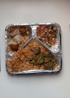 Bolinhas de falafel com babaganoush (pasta de beringela defumada com tahine), brócolis cebola frita, tabule e arroz integral. at Green Vegg in Fortaleza