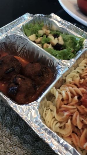 Penne ao sugo com pesto, almôndegas e salada 💚 at Green Vegg in Fortaleza