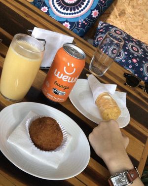 Suco de seriguela, coxinha de brócolis, wewi de laranja e canudão de vatapá 💚 at Green Vegg in Fortaleza