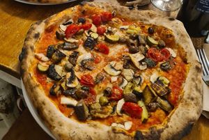 Vegetarian pizza without cheese, honestly very nice at Simbiosi in Florence